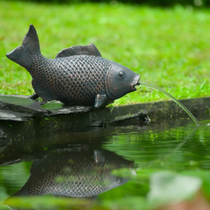 Ubbink Fuente de jardín con chorro y en forma de pez tumbado D